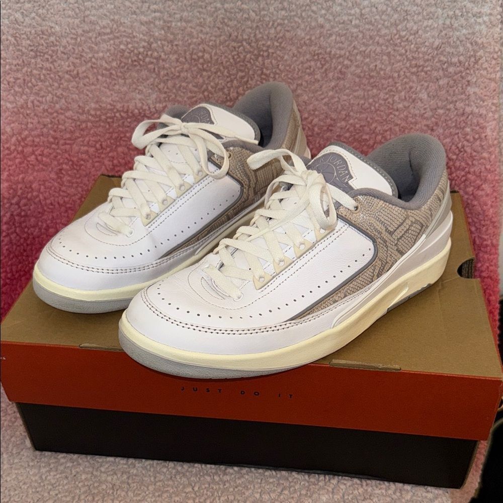 Air Jordan Retro 2 White Gray Athletic Shoes